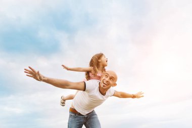 Fathrer ve onun arkasında oturan ve oynayan sevimli kızı uçağı daha çok sevdim. Yaz parlak güneşli gün, mutlu yüzler, güzel duygular