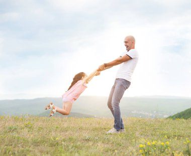 Mutlu baba kızını güneşli alan ile günbatımı üzerinde oynarken. Yaz mutlu aile yaşam tarzı, gerçekten duygular