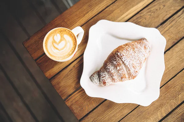 Вид Зверху Кубку Capuccino Croissatn Дерев Яний Стіл Укласти Плоским — стокове фото