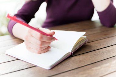 Kadının elleri defter kafede, yazma. Blogger'ın yaşam