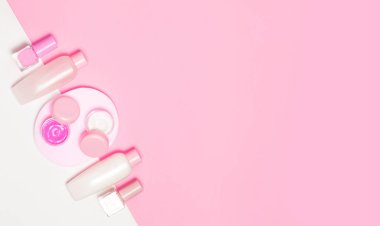 Güzel Dekoratif kozmetik ve kremler, pembe arka plan ayarlamak. Metniniz için boşaltmak. Minimalizm kozmetik tarzı. Üstten Görünüm, düz yatıyordu.