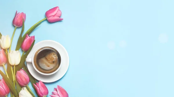 Fincan Kahve Güzel Pembe Beyaz Lale Mavi Zemin Üzerine Minimalistc — Stok fotoğraf