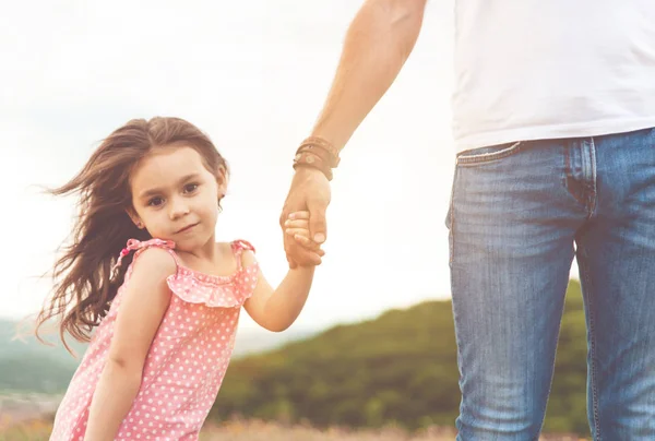 Całkiem Mała Dziewczynka Długo Stylowe Włosy Trzymając Rękę Ojca Słoneczne — Zdjęcie stockowe
