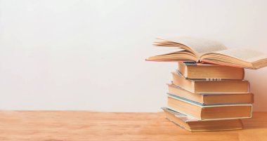 Bir yığın kitap ahşap arka plan, eğitim ve yeni bilgiler kavramı, metin, boşaltmak için yer yakın çekim