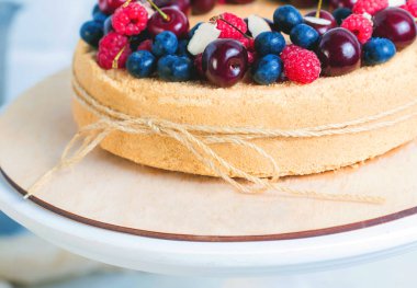 Cheesecake makro fotoğraf yaz meyveleri ile. Yakın çekim