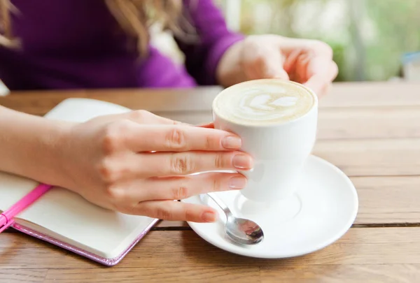 Frauenhände Notizbuch Café Blogger Leben — Stockfoto