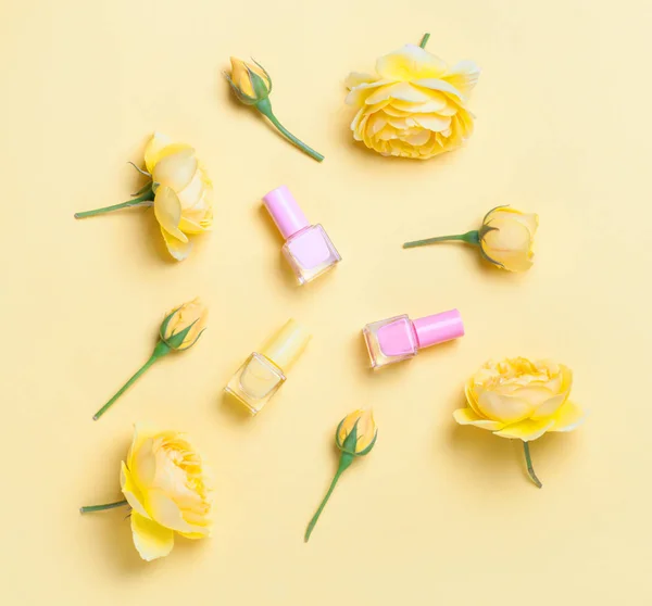 Frasco Esmalte Uñas Rosas Amarillas Sobre Fondo Amarillo Concepto Manicura —  Fotos de Stock