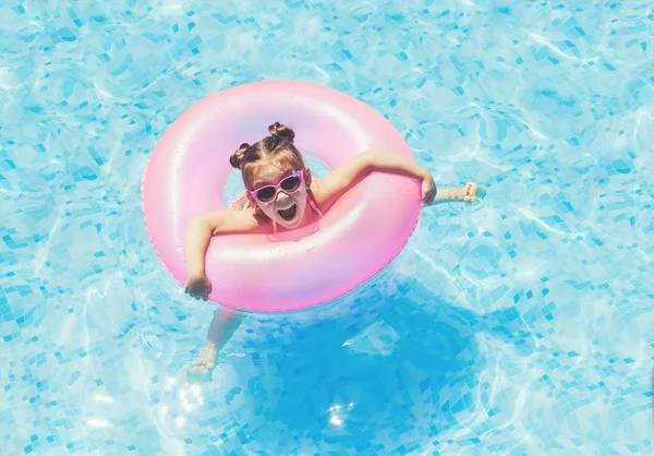 Linda Divertida Niña Piscina Nadando Anillo Flotador Piscina Usando Gafas — Foto de Stock