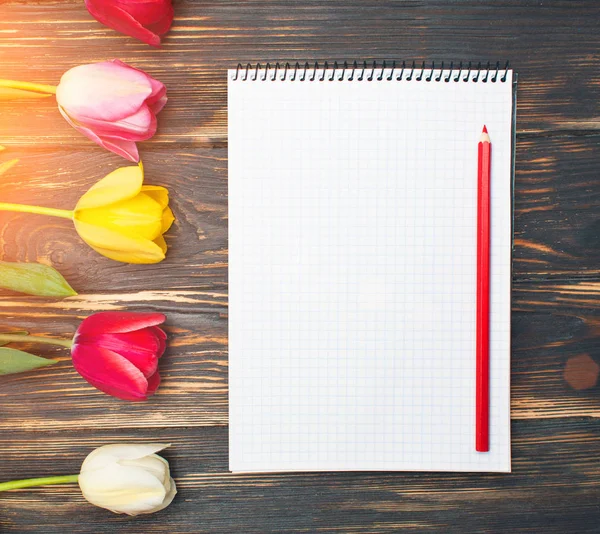 Ein Notizbuch Mit Tulpenblumen Auf Einem Holztisch Kopieren Sie Leerzeichen — Stockfoto