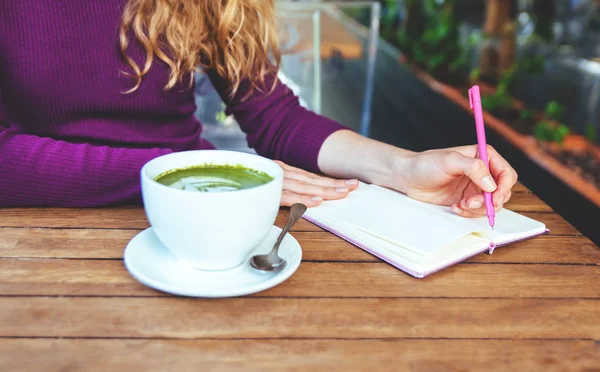 Frauenhände Notizbüchern Stadtcafé Blogger Lebensstil Tee Matcha — Stockfoto