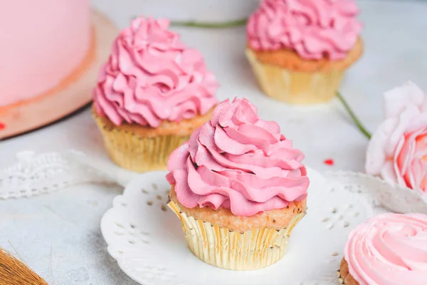 Roze Cupcakes Witte Plaat Vakantie Foto Close Van Helder Feestelijke — Stockfoto