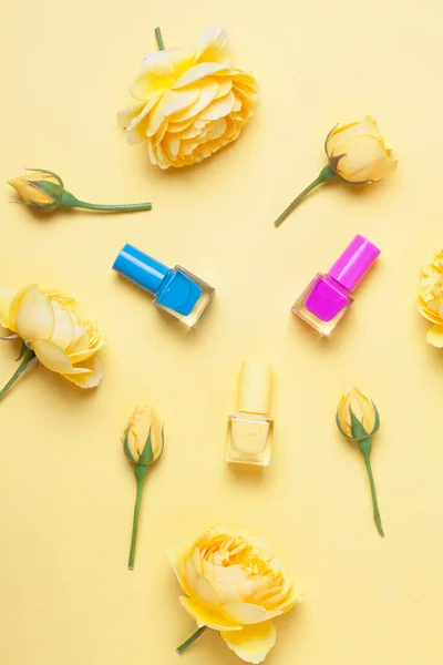 Frasco Esmalte Uñas Rosas Amarillas Sobre Fondo Amarillo Concepto Manicura —  Fotos de Stock