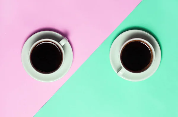 Dwie Filiżanki Kawy Minimalistyczne Niebieskie Różowe Tło Widok Góry Płaskie — Zdjęcie stockowe