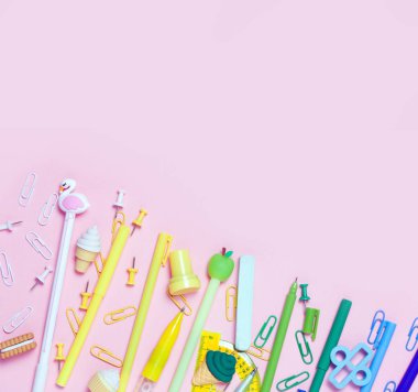 Pembe renkli arka plan çeşitli okul aksesuarları ile bir gökkuşağı şeklinde koyulur. Satır, ham. Çerçeve merkezinde boş alanı ile. Düz yatıyordu üstten görünüm. Çalışma düzeni