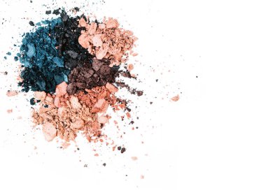 Nötr renkli kırık far paleti beyaz bir arka plan üzerinde izole makyaj. Üstten görünüm, düz yatıyordu. Metniniz için kopya alanı