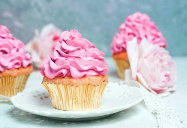 Gül ve macaroons pembe düğün pastası. Doğum günü veya düğün kutlama kavramı. Üstten görünüm, düz yatıyordu.