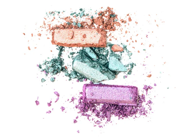 Nötr renkli kırık far paleti beyaz bir arka plan üzerinde izole makyaj. Üstten görünüm, düz yatıyordu. Metniniz için kopya alanı