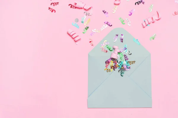Confete Brilhante Festivo Envelopes Fundo Tinta Copie Espaço Para Seu — Fotografia de Stock