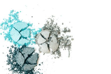 Nötr renkli kırık far paleti beyaz bir arka plan üzerinde izole makyaj. Üstten görünüm, düz yatıyordu. Metniniz için kopya alanı