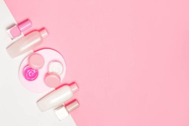 Güzel Dekoratif kozmetik ve kremler, pembe arka plan ayarlamak. Metniniz için boşaltmak. Minimalizm kozmetik tarzı. Üstten Görünüm, düz yatıyordu.