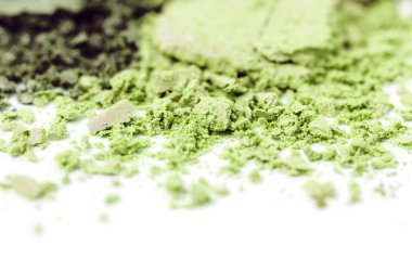 Bir kırık yeşil renkli beyaz bir arka plan üzerinde izole far. Üstten görünüm, düz yatıyordu. Metniniz için kopya alanı