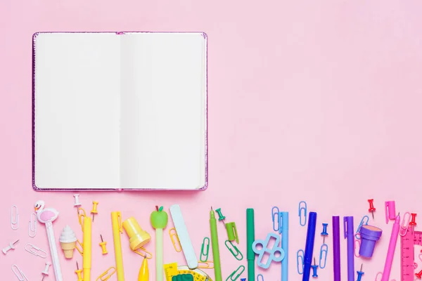 Farbenfroher Pinkfarbener Hintergrund Mit Verschiedenen Schulaccessoires Form Eines Regenbogens Leeres — Stockfoto