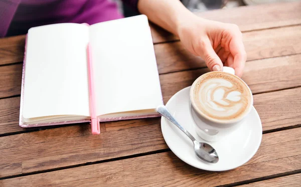 Жінки Руки Написання Ноутбук Кафе Blogger Життя — стокове фото