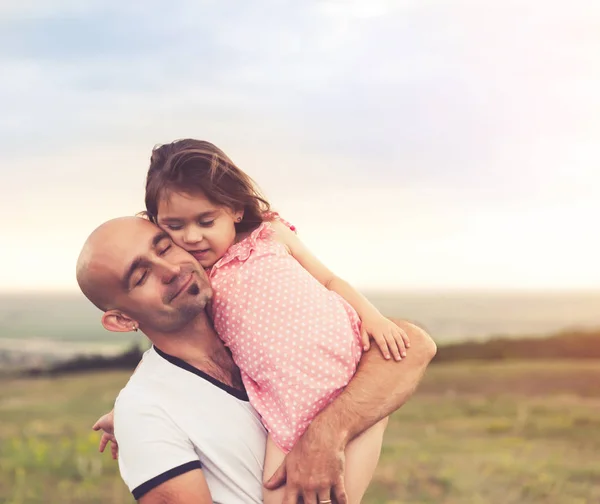 Ojciec Trzyma Swoją Piękną Córkę Przytulają Się Letni Zachód Słońca — Zdjęcie stockowe