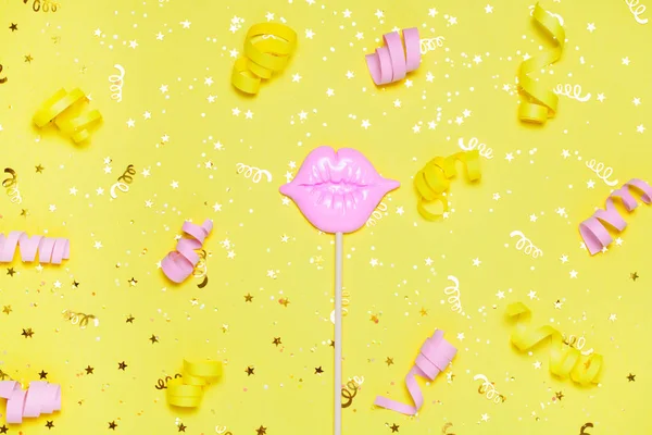 Рожеві Губи Розваги Жовтому Святковому Фоні Золотим Конфетті Яскрава Концепція — стокове фото