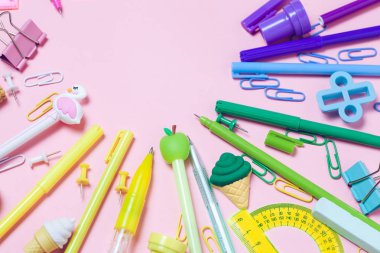 Pembe renkli arka plan çeşitli okul aksesuarları ile bir gökkuşağı şeklinde koyulur. Satır, ham. Çerçeve merkezinde boş alanı ile. Düz yatıyordu üstten görünüm. Çalışma düzeni