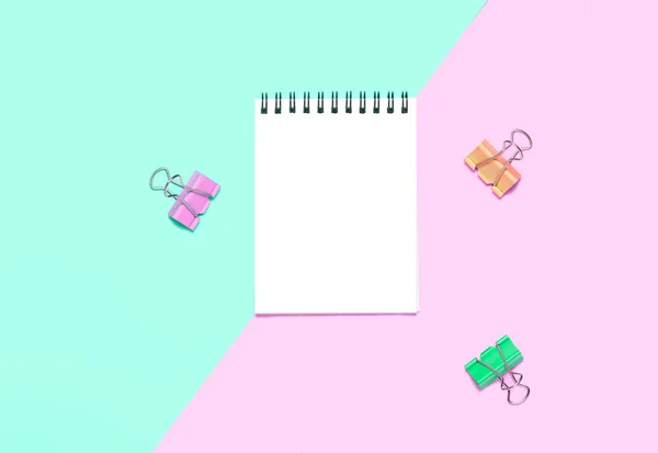 在粉红色和蓝色背景上的空白笔记本或记事本 创意简约的理念 顶部视图 — 图库照片