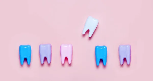 Grote Tanden Blauwe Roze Achtergrond Tanden Zorg Minimalisme Concept Verloren — Stockfoto