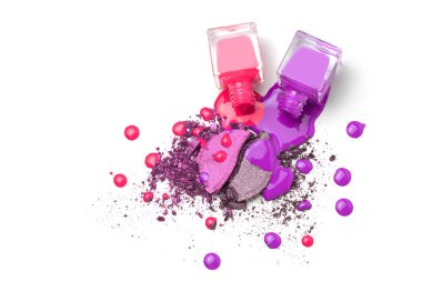 Dökülen tırnak pembe göz farları kozmetik şişe ler cilalar. Beyaz üzerine izole edilmiş. Yaratıcı kozmetik konsepti.