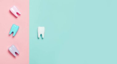 Diş fırçası ve mavi ve pembe arka plan üzerinde büyük diş. Diş Bakımı minimalizm kavramı.