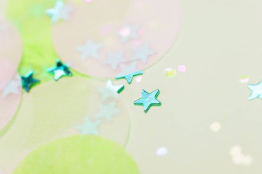 Konfeti ile limelight sarı tatil arka plan. Parlak ve şenlikli. Sonbaharın Rengi 2019.