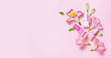 Çiçekler ve tırnak poloshes kompozisyon pembe masada. Güzellik ve manikür konsepti. Üst görünüm, düz yatıyordu. Metin veya logo için copyspace