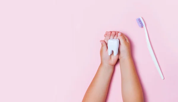 Kind Handen Met Grote Tand Tandenborstel Roze Backgroubd Gezonde Zorg — Stockfoto