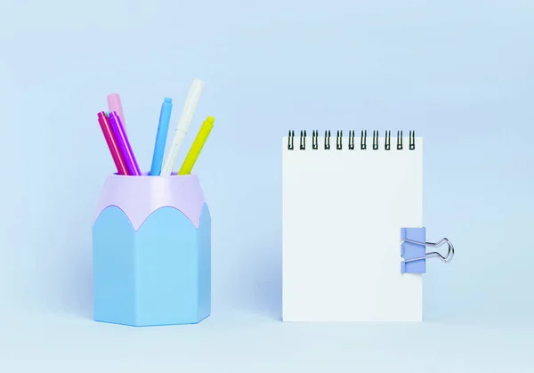 蓝色文笔背景上的空记事本和铅笔架 复制空间 — 图库照片