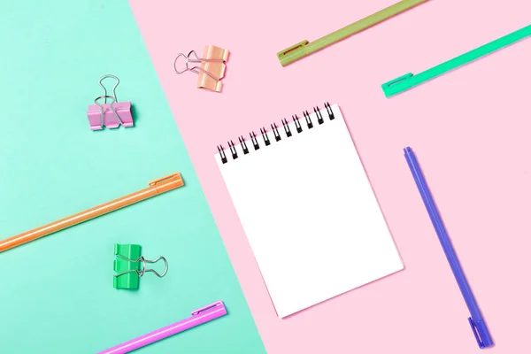 在粉红色和蓝色背景上的空白笔记本或记事本 创意简约的理念 顶部视图 — 图库照片