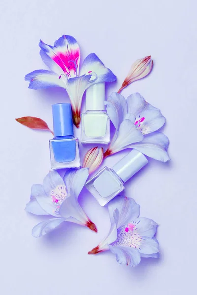 Composizione Fiori Chiodi Tavola Blu Concetto Bellezza Manicure Vista Dall — Foto Stock