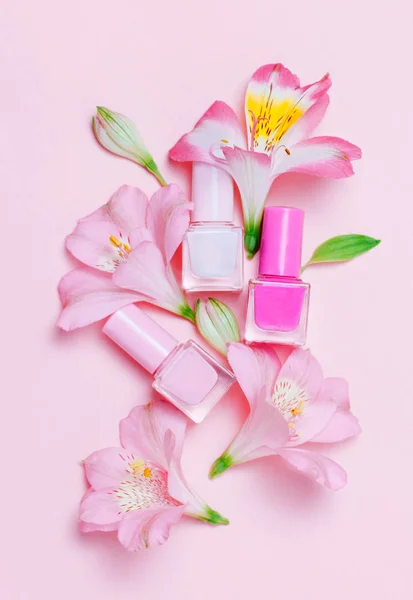 Composición Flores Polos Uñas Sobre Mesa Rosa Concepto Belleza Manicura —  Fotos de Stock