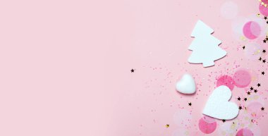 Noel şenlikli afiş arka plan: beyaz Noel ağacı ve konfeti sparcling glitter ve yıldız.