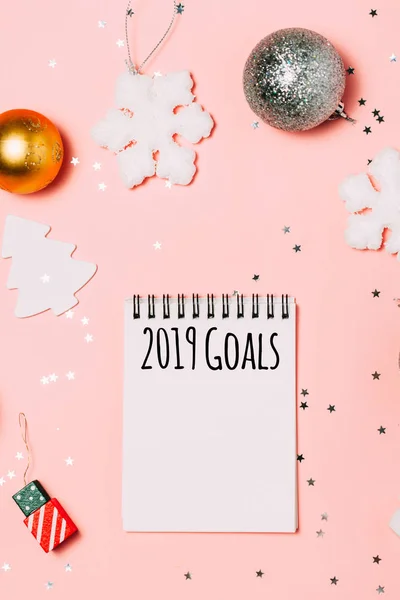 Caderno com 2019 objetivos texto sobre fundo de Natal brilhante e festivo . — Fotografia de Stock