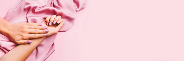 Όμορφη γυναίκα μανικιούρ σε δημιουργική ροζ φόντο με μεταξωτό ύφασμα. Μινιμαλιστική τάση. — Φωτογραφία Αρχείου