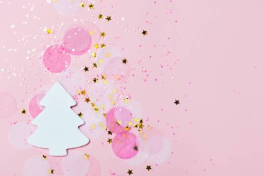 Noel şenlikli afiş arka plan: beyaz Noel ağacı ve konfeti sparcling glitter ve yıldız.