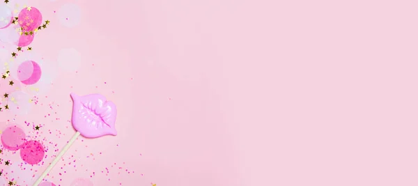 Yaratıcı konfeti arka plan vith pembe dudaklar. Üstten görünüm