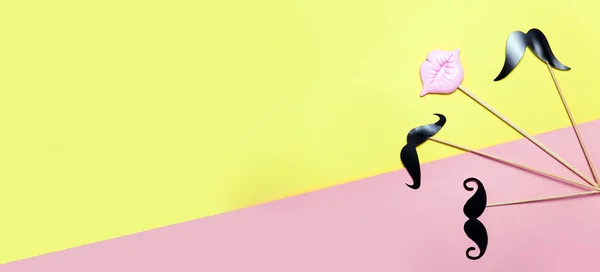 Pembe dudakları ve bıyık yaratıcı konfeti arka plan. Üstten görünüm