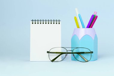 Resmi Defter ve ofis malzemeleri, mavi zemin üzerine kalem tutucu kadar alay.