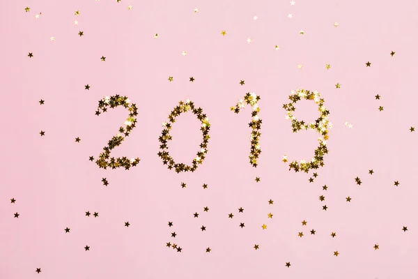 2019 Nieuwjaar tekst gemaakt van sterren op roze achtergrond. — Stockfoto