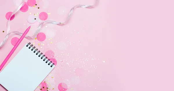 Almofada de notas vazia em fundo festivo rosa com confetes e brilhos . — Fotografia de Stock
